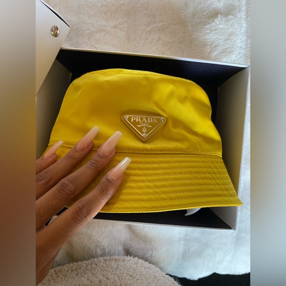 PRADA Re-Nylon BUCKET HAT YELLOW - Picture 4 of 12
